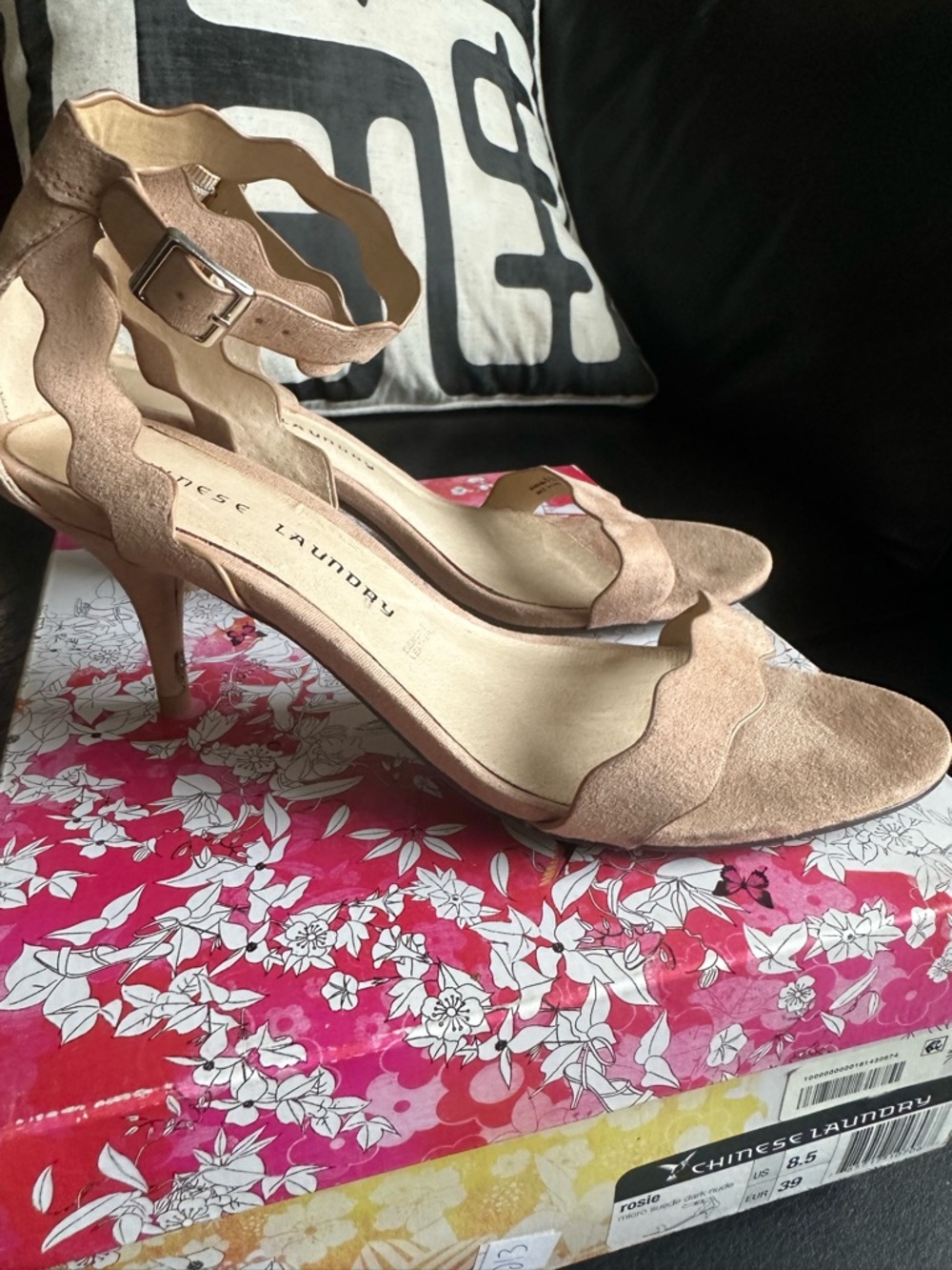 Chinese Laundry Scalloped Tan /Nude Ankle-Strap Suede Sandals🌸
